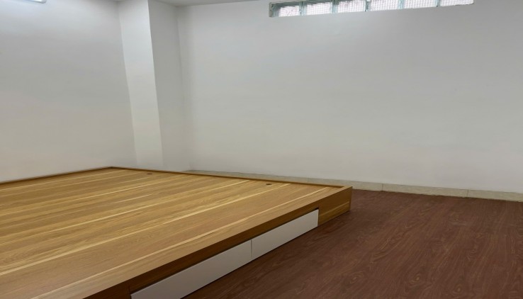 Kịch độc - CCMN 215 Giáp Nhất tầng 1 - 50m2, 2 ngủ - Hàng xóm Royal